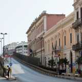 Chiude il corso un ultimo particolare isolato che vive all�ombra del ponte XX Settembre, l� dove i negozi si diradano e sorgono due storiche scuole superiori: il liceo Scacchi e l�istituto Pitagora